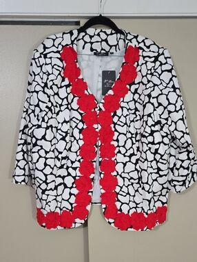 T. Renz Women's Black & White Floral Jacket Size 2X NWT